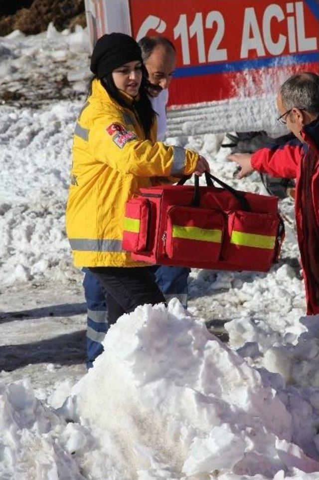 Erzurum’da Kar Ve Tipi Nedeniyle Yolu Kapalı Olan Köylerdeki 94 Hasta Kurtarıldı