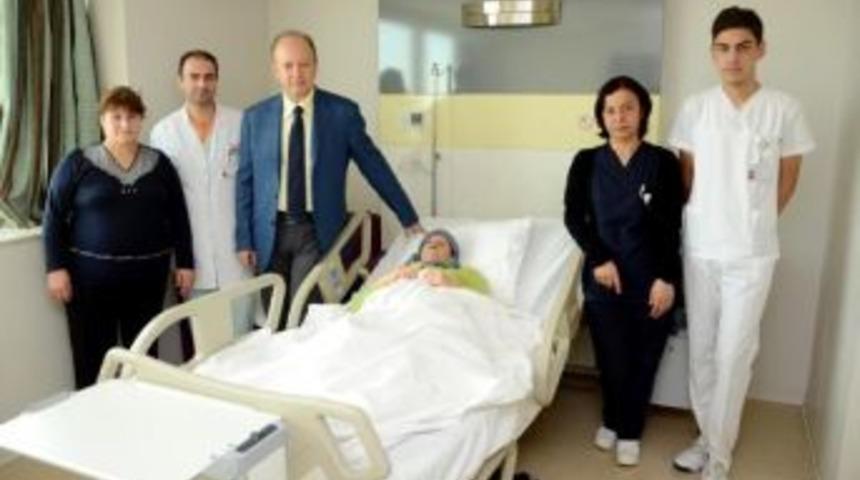 80 Yaşındaki Kadına 2 Santimlik Kesiyle Karın Ameliyatı