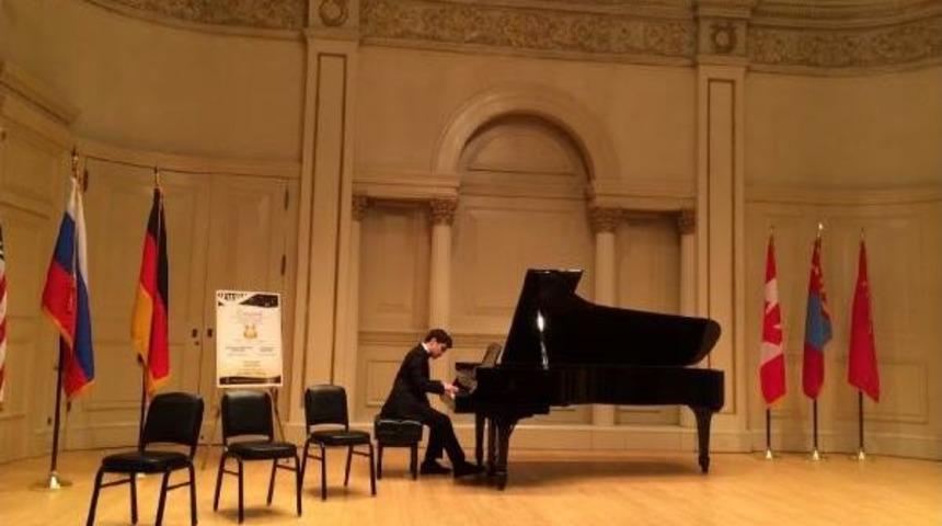 M&uuml;zik D&acirc;hisi Tambi, Hayalindeki Salonda Konser Verdi