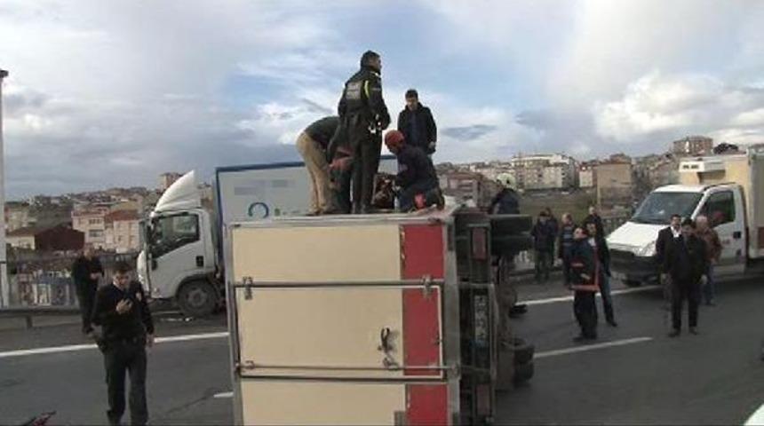 Kamyonet Devrildi: O-3 Yarım Saat Trafiğe Kapandı