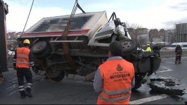 Kamyonet Devrildi: O-3 Yarım Saat Trafiğe Kapandı