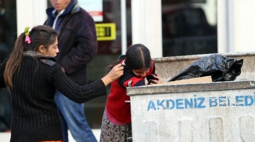 &Ccedil;ocukların &Ccedil;&ouml;p Kutusunda Yiyecek Kavgası