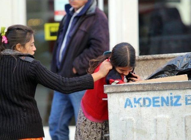 Çocukların Çöp Kutusunda Yiyecek Kavgası