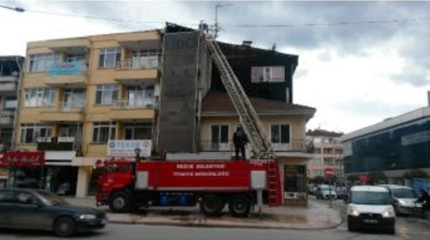 D&uuml;zce İtfaiyesi Şiddetli Lodosta Yoğun Mesai Yaptı