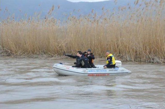 Menderes Nehri'nde Bot Alabora Oldu, Pilot Üsteğmen Kayıp (2)