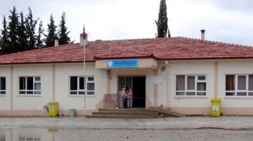 Veliler Okulun Bakım Ve Onarımını Yapıyor
