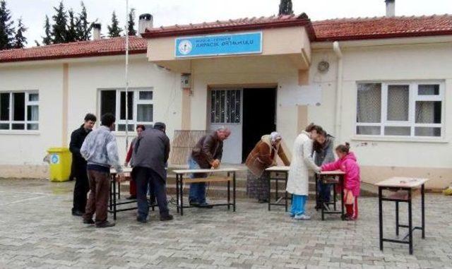 Veliler Okulun Bakım Ve Onarımını Yapıyor