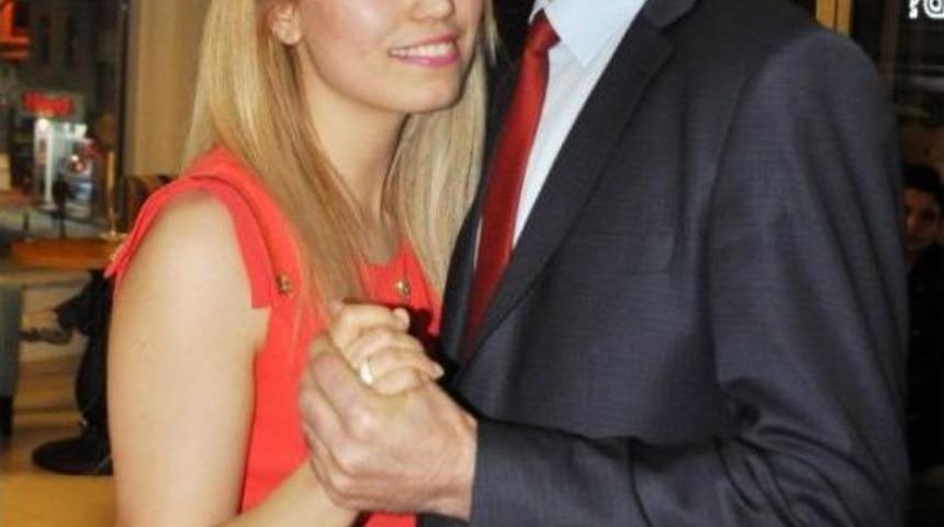 Bankacıdan &Ouml;ğretmen Sevgilisine Pankartlı Evlenme Teklifi