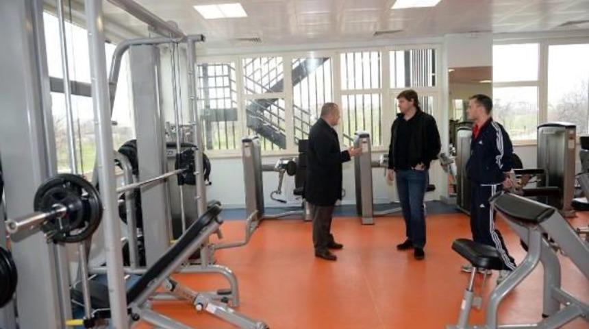 Bursa'ya Gelen Ertuğrul Sağlam Adının Verildiği Tesiste Tenis Oynadı