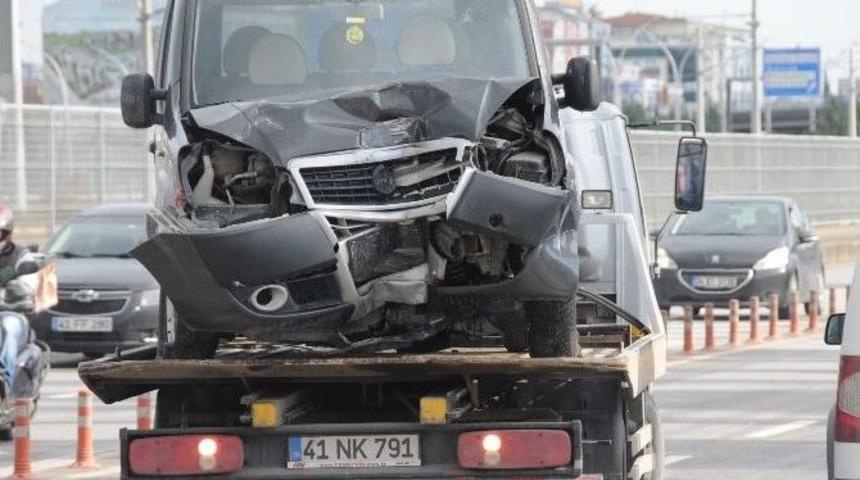 Kontrolden &Ccedil;ıkan Ara&ccedil; Direğe &Ccedil;arptı: 1 Yaralı