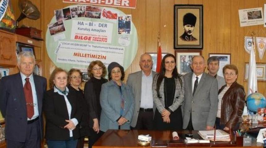 &Ouml;ğretmen Dilek Livaneli'ye Teşekk&uuml;r Plaketi