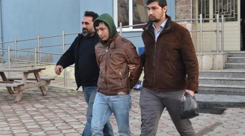 &Ouml;ld&uuml;rd&uuml;kleri Arkadaşının Cenazesine Gidip Saf Tuttular