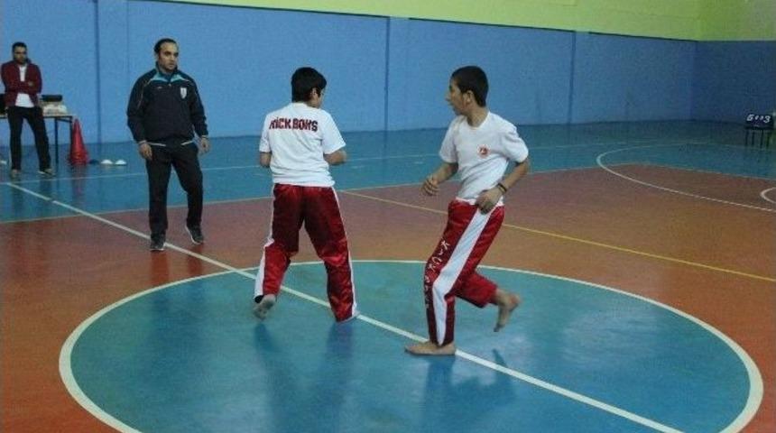 Sporcular Ve Aileleri Spor Salonunda Buluştu