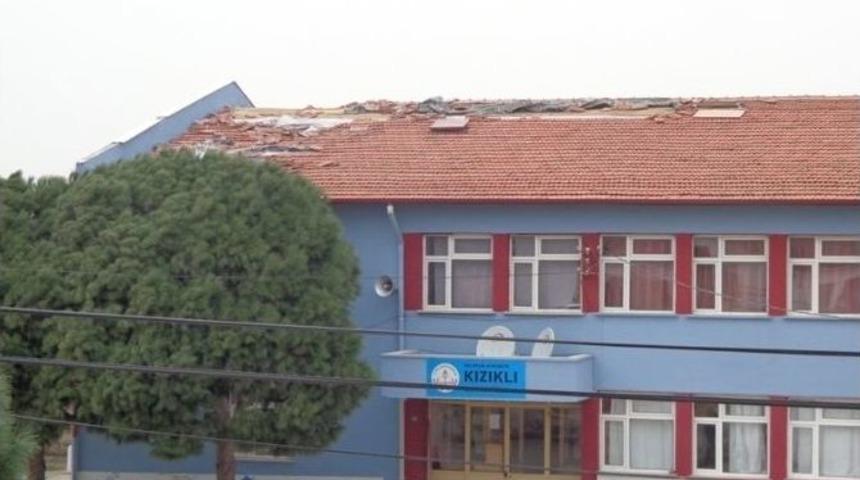 Burhaniye&rsquo;de Fırtına Okul &Ccedil;atısına Zarar Verdi