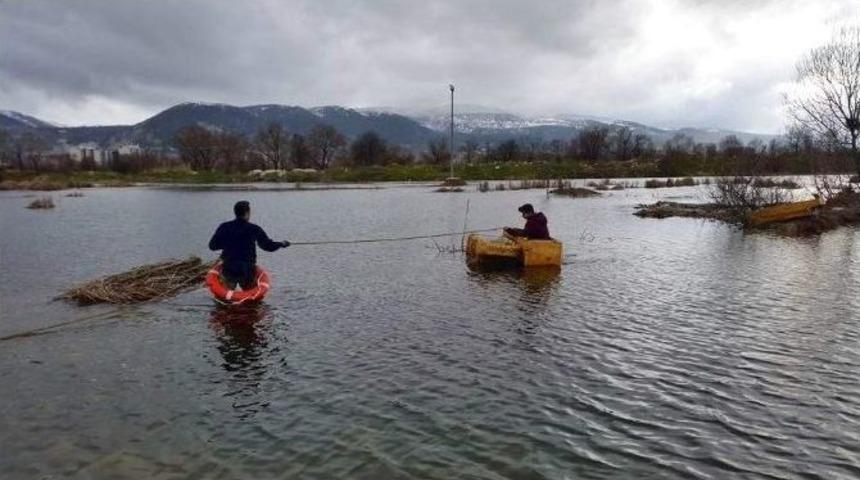 G&ouml;lette Mahsur Kalan &Ccedil;ocuğu İtfaiye Ekipleri Kurtardı