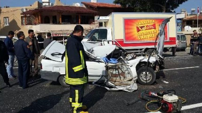 Otomobil Kamyonete &Ccedil;arptı: 1 &Ouml;l&uuml;, 1 Yaralı