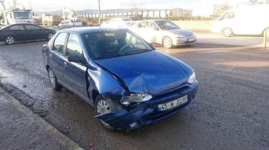 Hatalı &ldquo;u&rdquo; D&ouml;n&uuml;ş&uuml; Kazaya Neden Oldu: 2 Yaralı