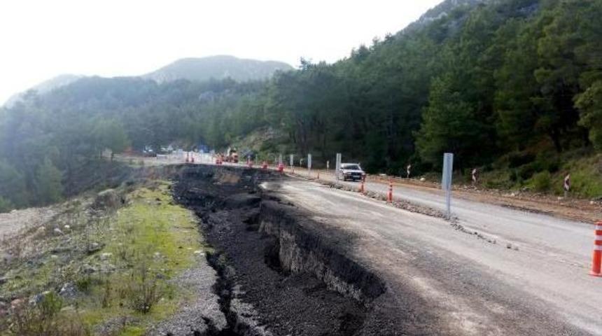 Kemer'de Heyelan Nedeniyle Yol &Ccedil;&ouml;kt&uuml;