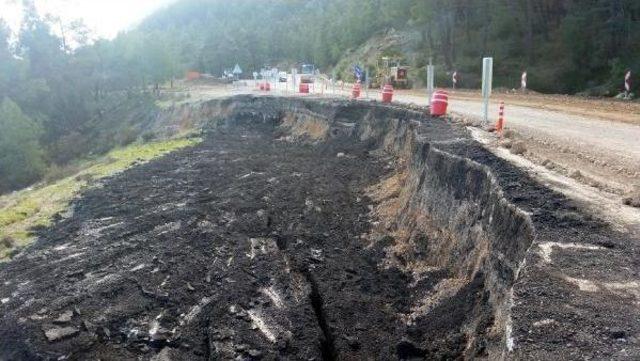 Kemer'de Heyelan Nedeniyle Yol Çöktü