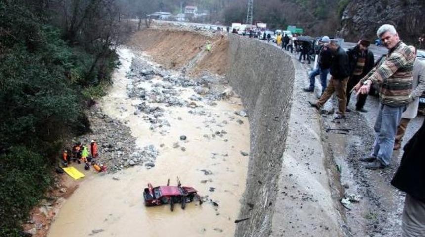 Otomobil Dereye U&ccedil;tu: 1 &Ouml;l&uuml;, 3 Yaralı