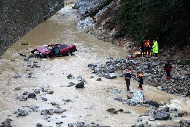 Otomobil Dereye Uçtu: 1 Ölü, 3 Yaralı