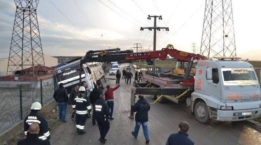 Kamyon Fabrikanın Telleri &Uuml;zerine Devrildi