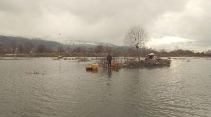 G&ouml;lette Mahsur Kalan &Ccedil;ocuğu Itfaiyeciler Kurtardı