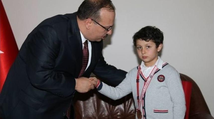 Vali Canbolat&rsquo;tan Satran&ccedil; Şampiyonası T&uuml;rkiye 4&rsquo;nc&uuml;s&uuml; &Ouml;ğrenciye &Ouml;d&uuml;l