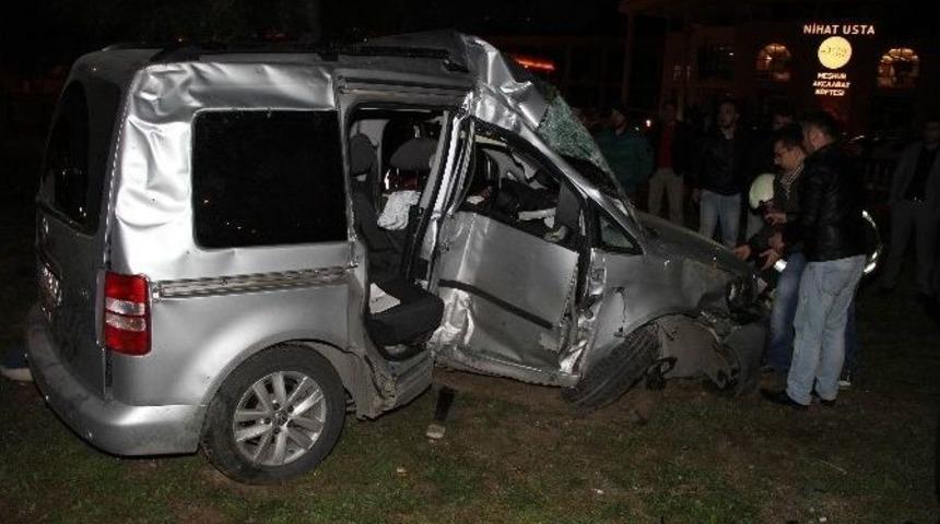 Kapalı Kasa Kamyonet Elektrik Direğine &Ccedil;arptı: 1 Yaralı