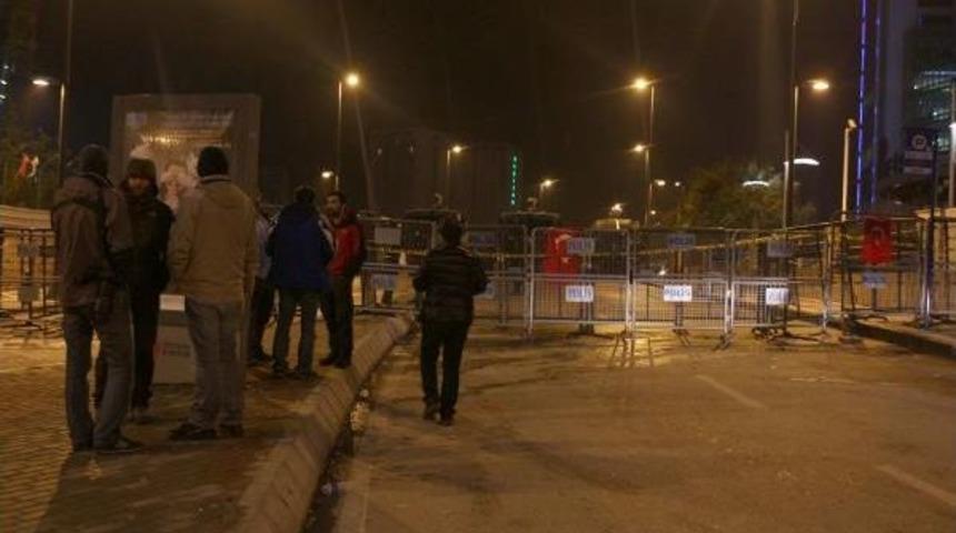 Bank Asya &Ouml;n&uuml;ndeki Kalabalık Olaysız Dağıldı