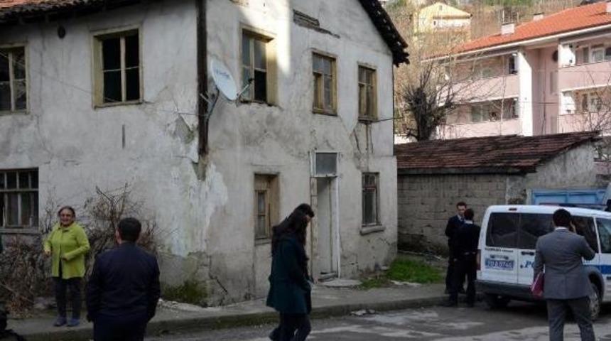 Asma Kilitli Eşyasız Evden Huzurevine