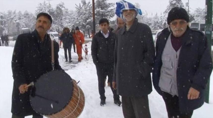 Kar Yağışını Davul &Ccedil;alarak Kutladılar