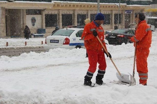 Kar Yağışını Davul Çalarak Kutladılar