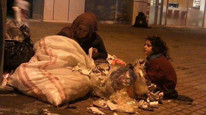 Suriyeli Anne Ve Kızı &Ccedil;&ouml;plerden Yiyecek Topluyor