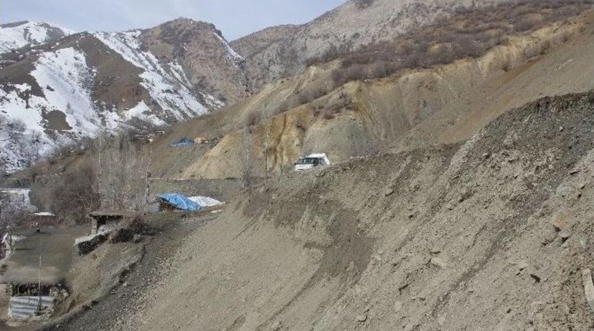 Hakkari&rsquo;de Toprak Kayması