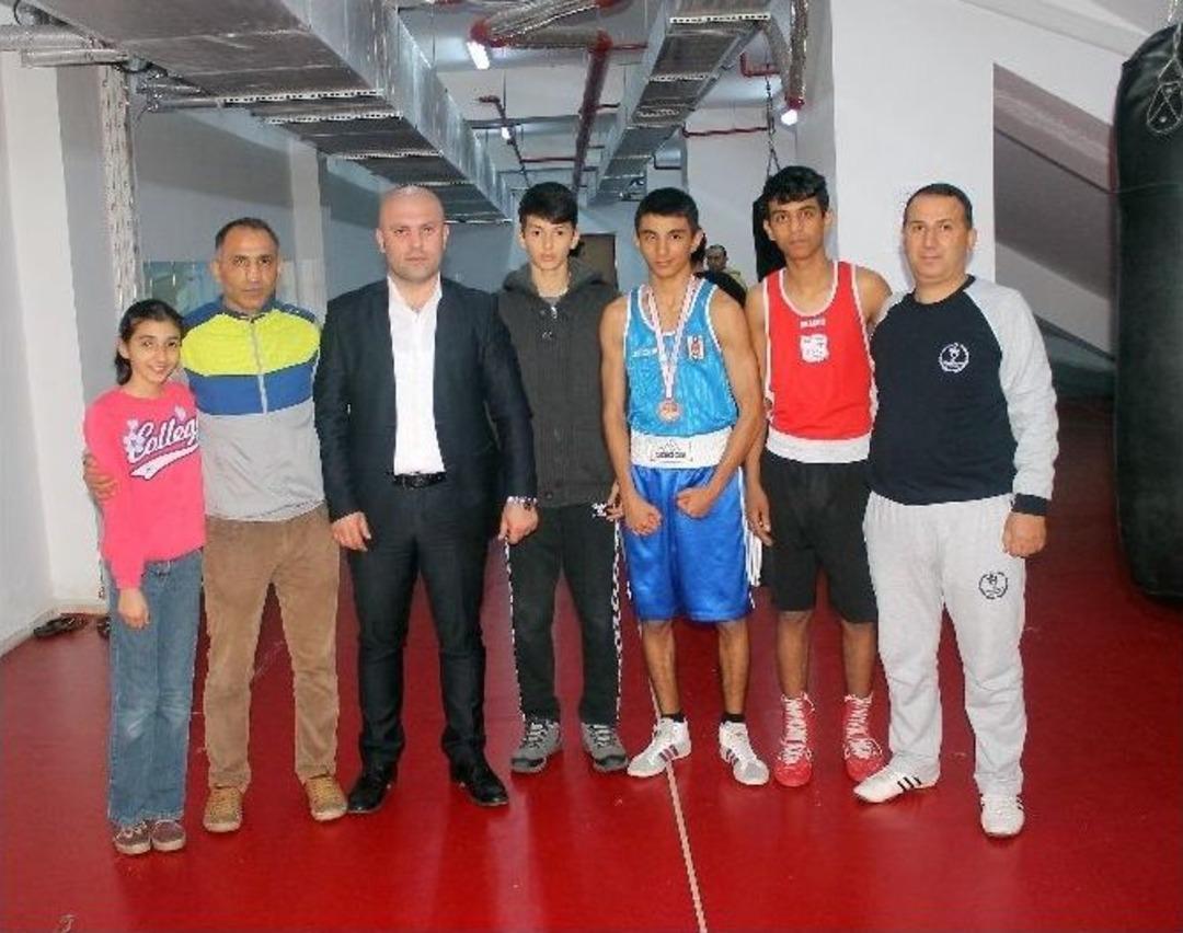 Gen&ccedil; Boks&ccedil;u Burak Bronz Madalya İle D&ouml;nd&uuml;