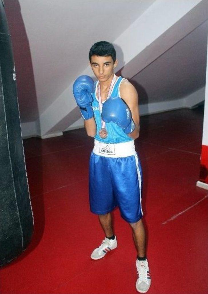 Genç Boksçu Burak Bronz Madalya İle Döndü G1