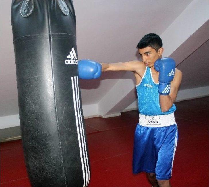 Genç Boksçu Burak Bronz Madalya İle Döndü G3