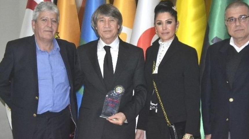 Hamit İzol’a, ‘yılın En İyi Çıkış Yapan Yazarı’ Ödülü