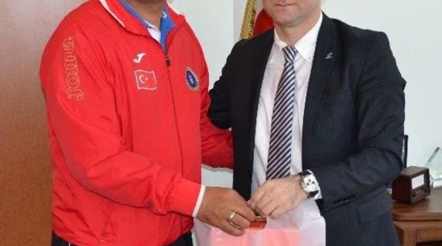 Şampiyon Atletler &Ouml;d&uuml;llendirildi