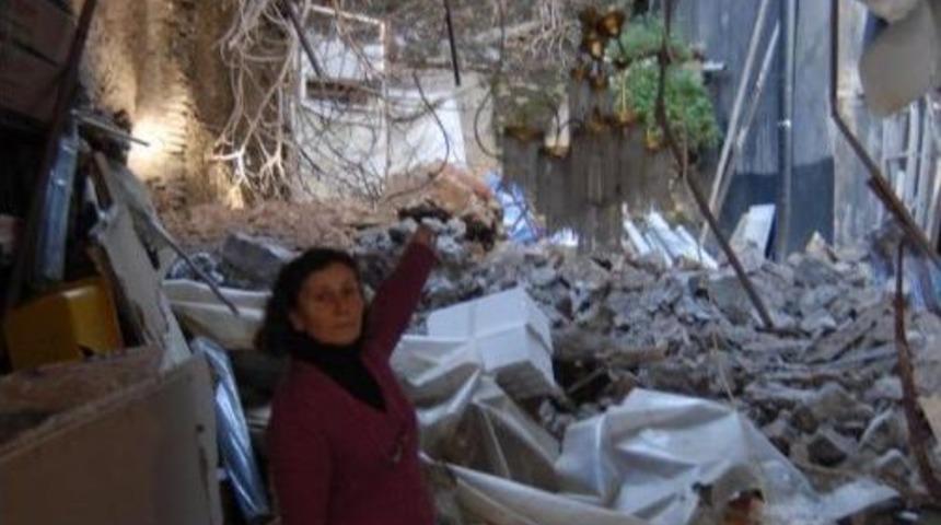 Anıtlar Kurulu'nu Beklerken M&uuml;ze Duvarı, Başlarına &Ccedil;&ouml;kt&uuml;