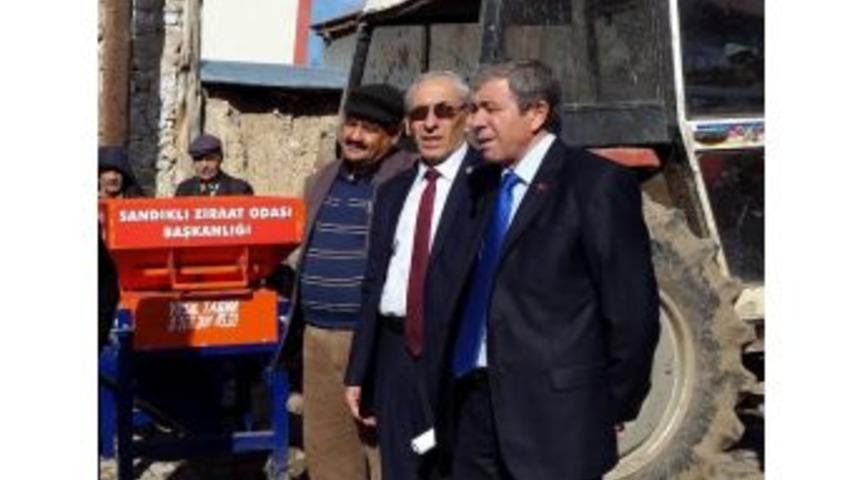 Sandıklı Ziraat Odası Başkanı S&uuml;leyman Yıldız Yem Kırma Makinası Hibe Etti