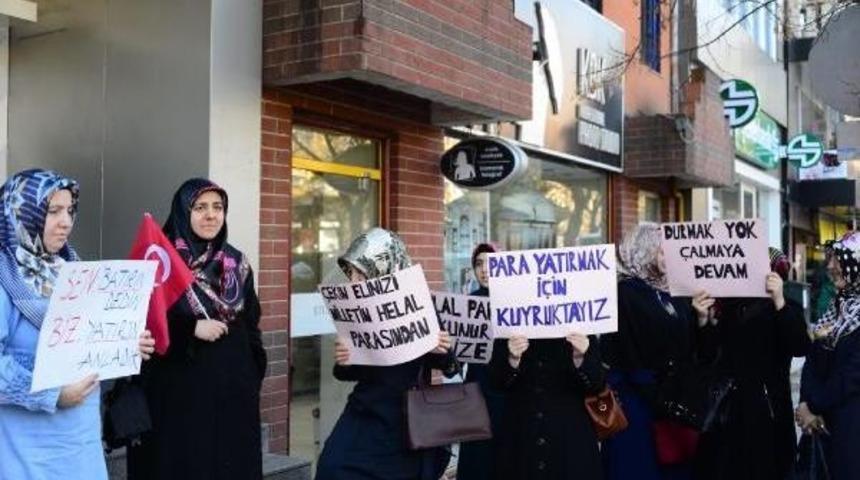 Bank Asya Şubesi &Ouml;n&uuml;nde Pankartlı Sessiz Protesto