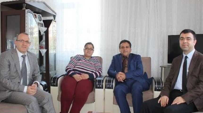 Sağlık Y&ouml;neticilerinden Hastalara Evlerinde Ziyaret