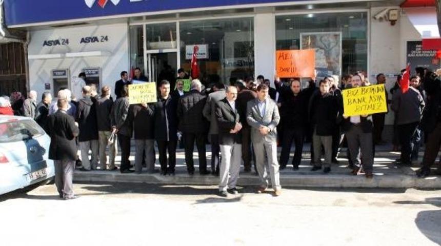 Tokat'ta Bank Asya Şubesi &Ouml;n&uuml;nde Eylem