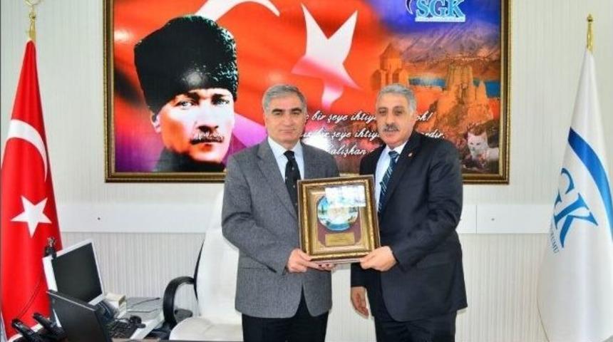 Vesob Başkanı Alpaslan&rsquo;dan M&uuml;d&uuml;r Y&uuml;ce&rsquo;ye Plaket