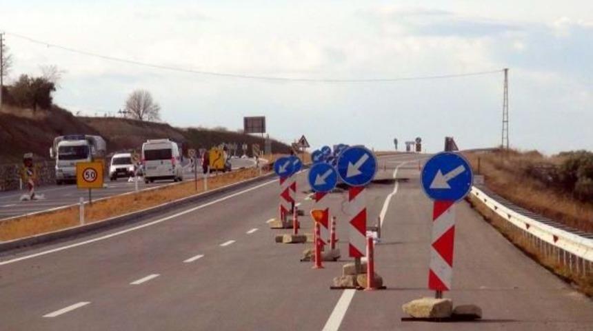 Karayolundaki &Ccedil;atlak B&uuml;y&uuml;y&uuml;nce Yol Kapatıldı, Ulaşım Karşı Şeride Alındı