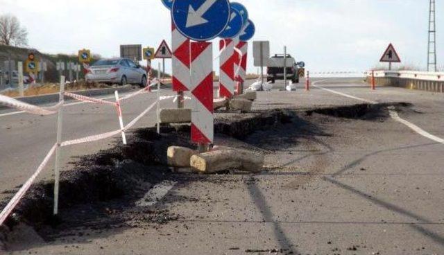 Karayolundaki Çatlak Büyüyünce Yol Kapatıldı, Ulaşım Karşı Şeride Alındı