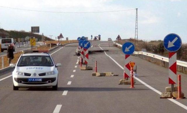 Karayolundaki Çatlak Büyüyünce Yol Kapatıldı, Ulaşım Karşı Şeride Alındı