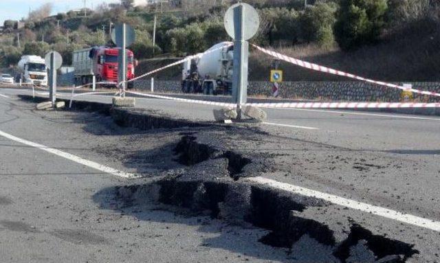 Karayolundaki Çatlak Büyüyünce Yol Kapatıldı, Ulaşım Karşı Şeride Alındı